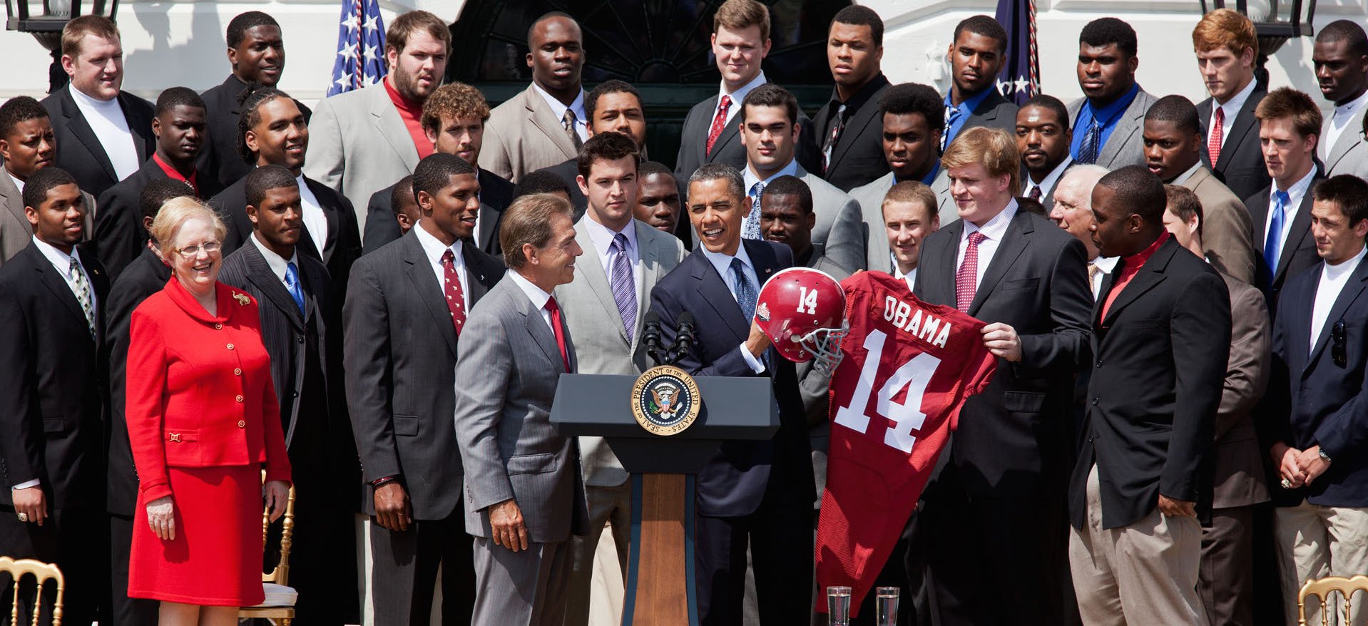 Obama receiving Alabama jersey